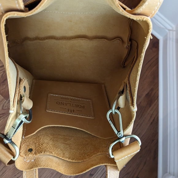 Portland Lather, medium crossbody tote - Picture 12 of 15